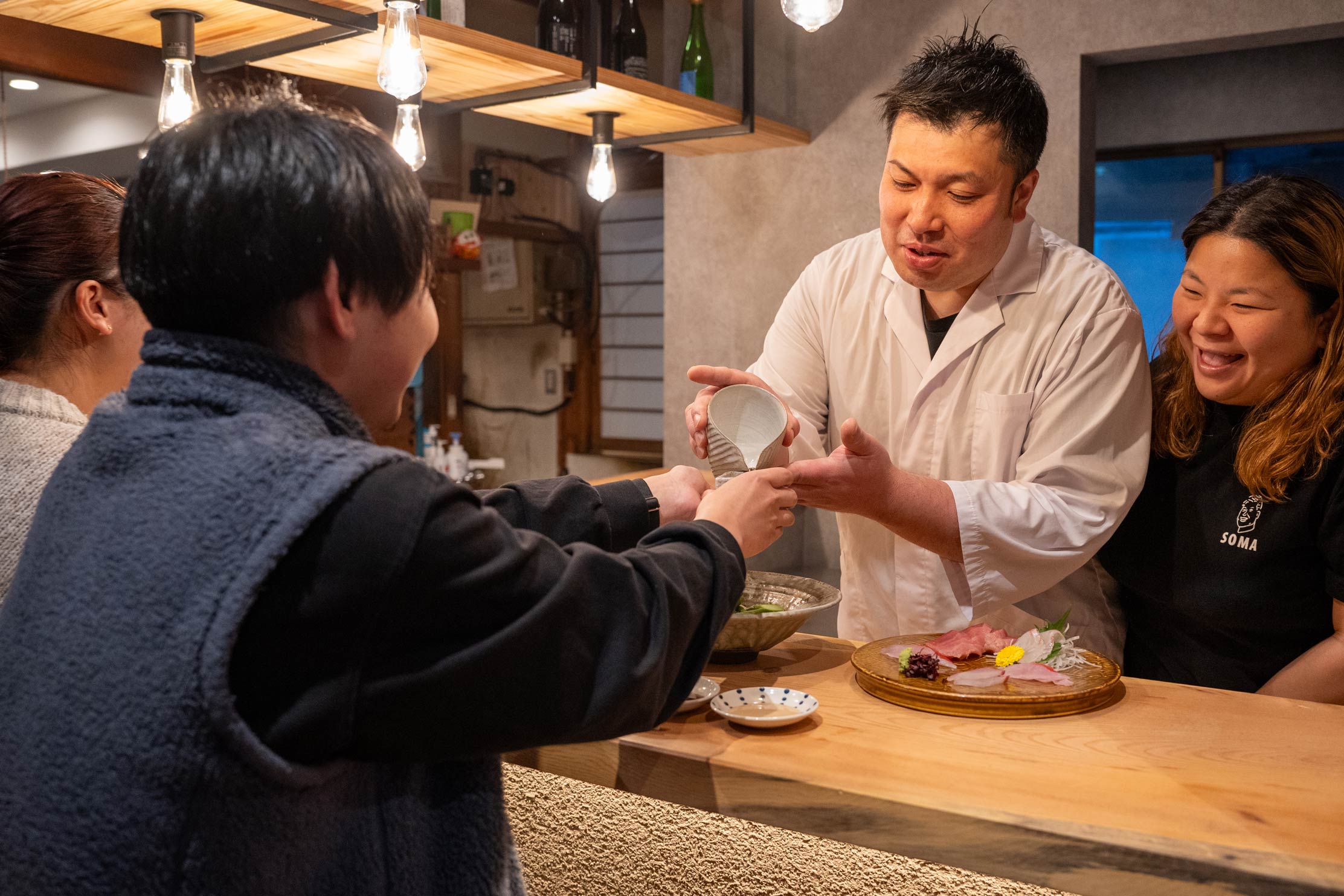 酒と刺身を楽しむ